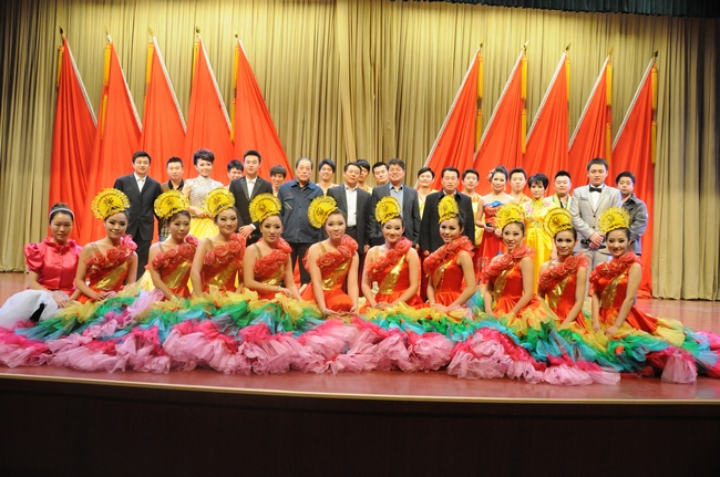 集团公司职工艺术团来安居煤矿慰问演出