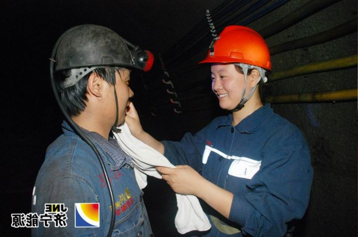 运河煤矿工会组织女工家属下井体验生活