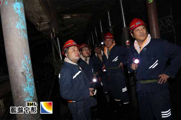 张广宇在朱家峁煤矿检查工作时指出：全面推广机械化作业，最大限度地降低职工劳动强度