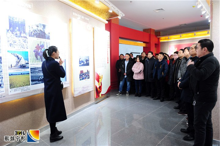 1547511055776035.jpg 2019年1月11日下午,集团公司组织干部职工到济宁市档案馆参观“济宁市庆祝改革开放40周年”图片展(王传钧 摄).jpg