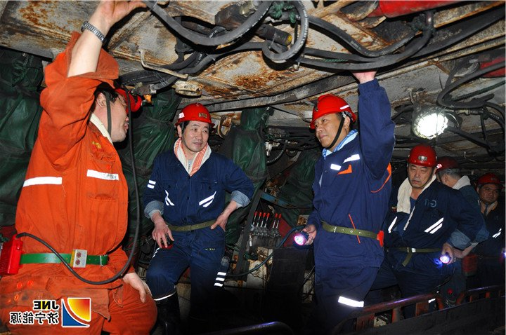 1552283524242828.jpg 2019年3月8日张广宇在花园煤矿强调:要坚定发展信心,保持创业激情,依托人才和科技推进“提效减人创效”发展战略不动摇(李金夫).jpg