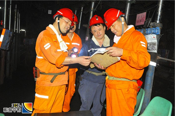 1566098203867004.jpg 图二:2019年8月13日,党委副书记、总经理张广宇到运河煤矿检查指导工作纪实(时培立 张勇 徐秀娇).jpg