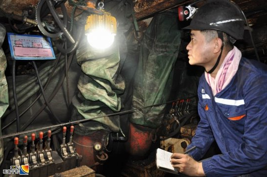 【发现榜样】初心锻造“金钢钻” 担当拧紧“安全阀”  —记花园煤矿综采工区班长周洪