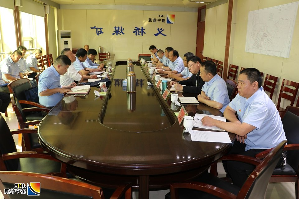 1570446881756283.jpg 10月5日,集团公司党委副书记、总经理张广宇在集团公司副总工程师、生产技术部经理赵修海等一行4人员的陪同下,到义桥煤矿看望慰问一线生产人员,调研了解企业生产经营工作。矿党委书记、矿长陈建文及领导班子成员、副总工程师陪同检查指导。1.jpg