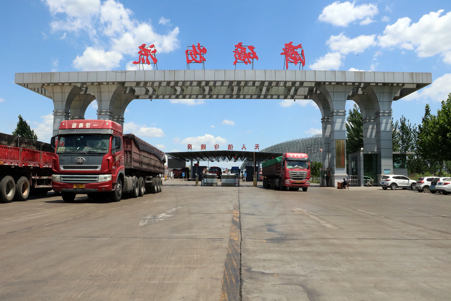 20200518济矿物流大门实景拍摄（王传钧  ）.jpg