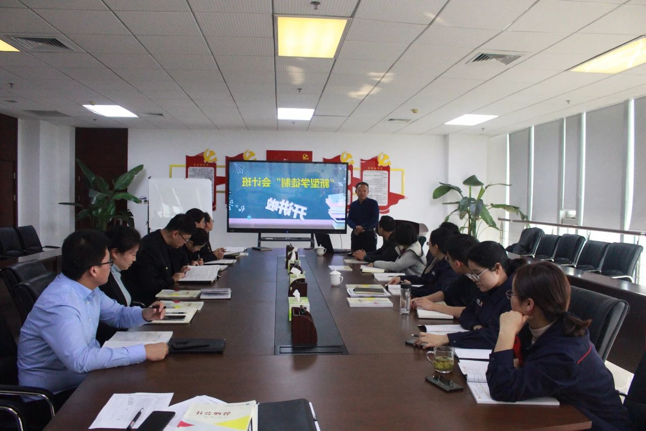 “新型学徒制”会计班在东方圣城租赁公司开讲.jpg