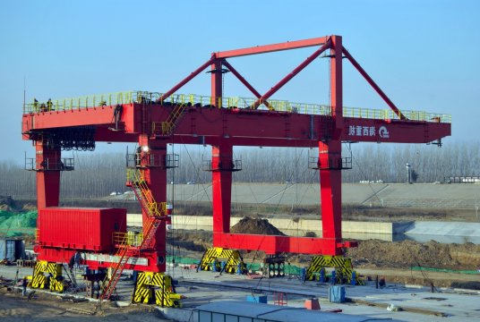 济矿物流集装箱码头岸边门式起重机正在安装