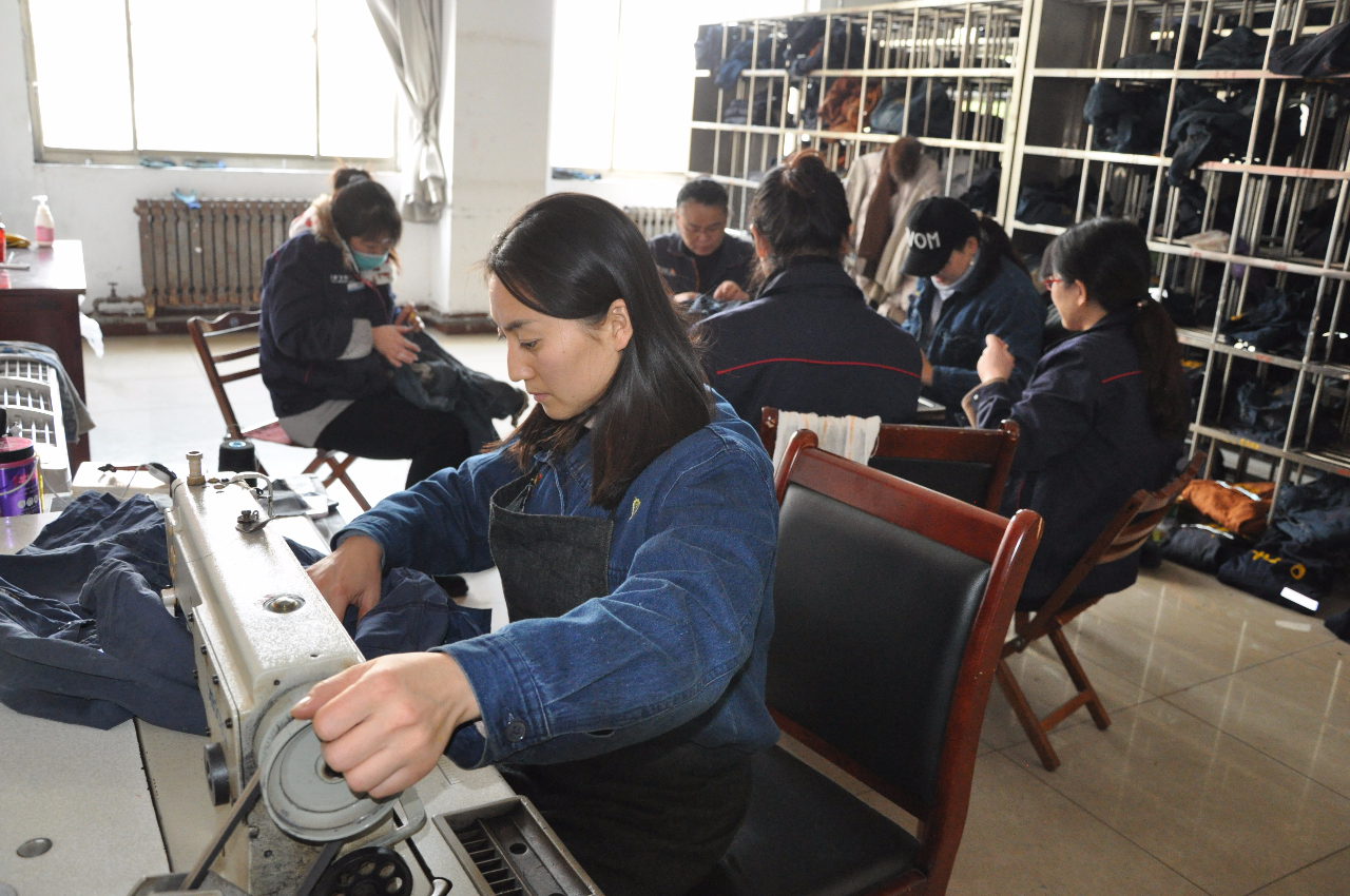 花园煤矿组织开展“真情温暖 丝丝入扣”女工家属协管安全活动.jpg