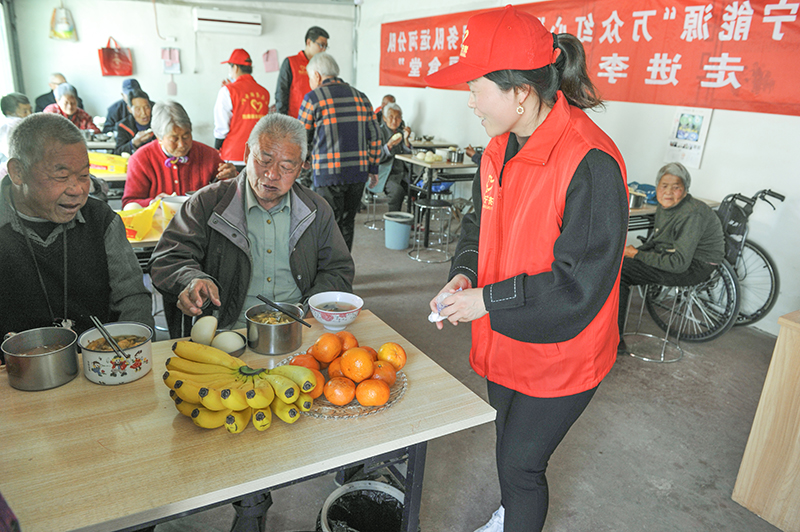 1620466741763436.jpg 济宁能源“万众红心”志愿者服务队孤寡老人们送去温暖和关爱。.jpg