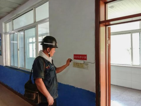 霄云煤矿电笔检验“小插排” 拧紧用电作业“安全弦”