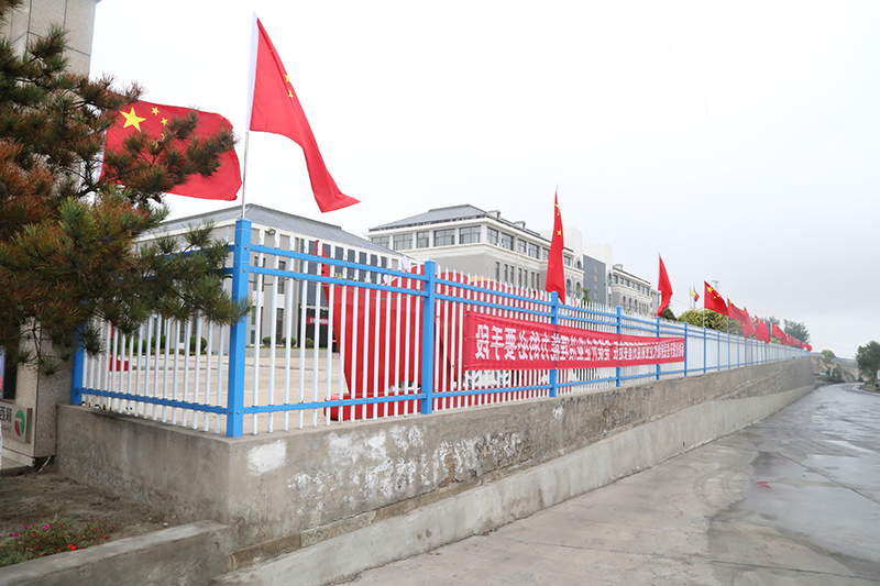 2021年9月24日朱家峁煤矿五星红旗高高飘扬  喜迎国庆 (张奎连摄).jpg