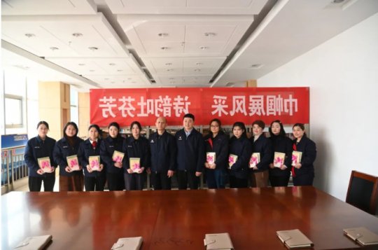 霄云煤矿开展“巾帼展风采 诗韵吐芬芳”读书交流分享及女工座谈会