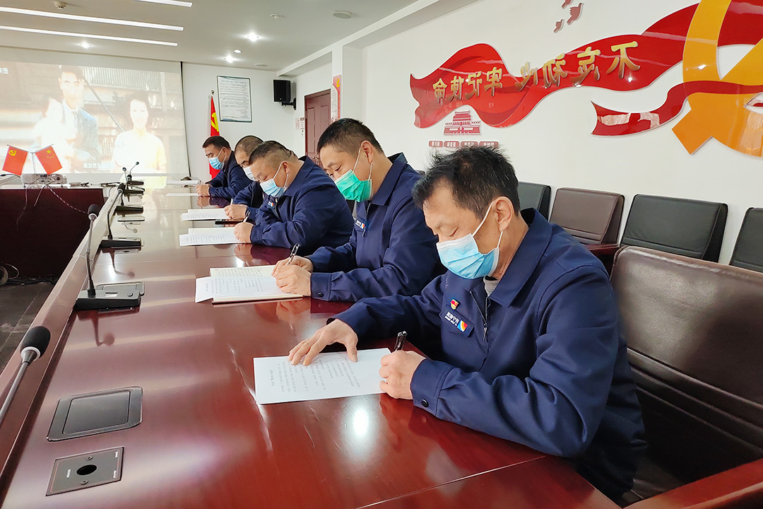 港航跃进港：组织全员签订“我服务 我保障”承诺书1.jpg