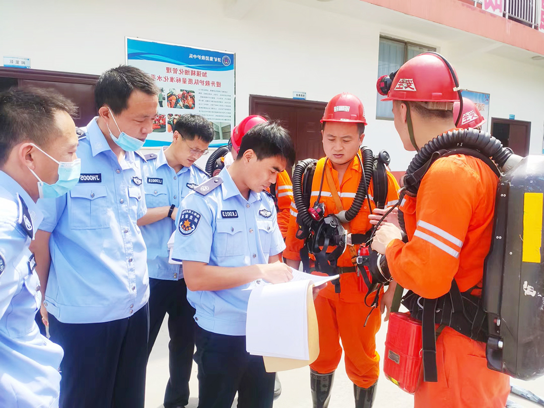 2022年5月18日，国家矿山安全监察局山东局救援指挥中心对济矿集团救护中队进行矿山救护队标准化建设突击检查（冯永喜）.jpg