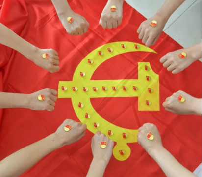 把党旗插遍业务的前沿阵地