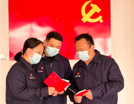 二十大宣贯丨阳城煤电将《党章》（修正案）送到党员手中