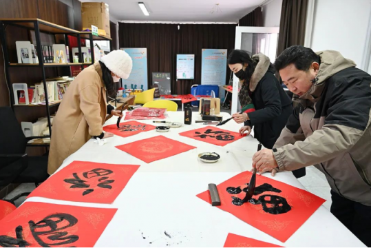 济宁能源组织开展民意“5”来听送祝福进社区活动