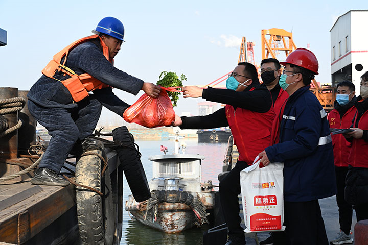 1674290523517960.jpg 2023年1月19日,任城港航服务站与跃进港联合为船员送“节礼”(地点:跃进港 拍摄“宫铭) (2).jpg