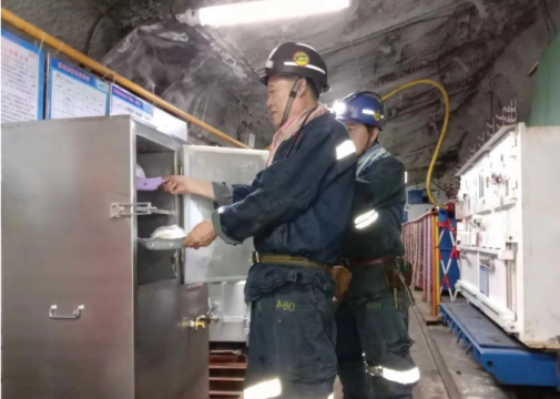 用上热饭“神器”，花园煤矿职工井下吃上“暖心”饭
