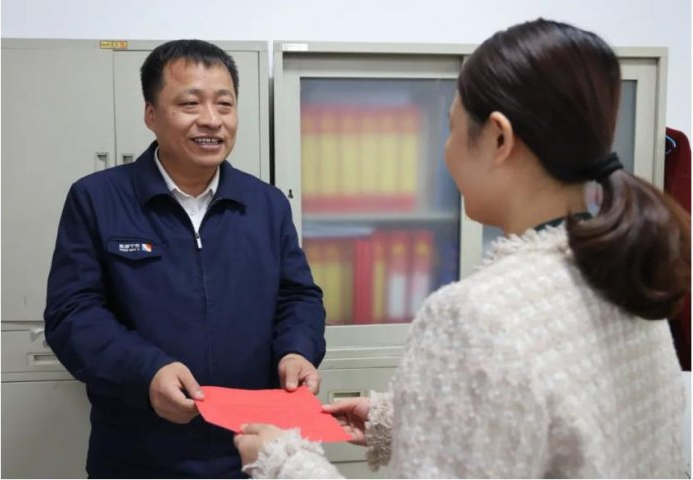 危急时刻他张开双臂！运河煤矿这名职工为走失的孩子保驾护航