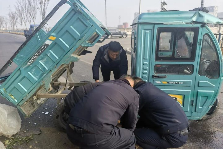 正能量！老人不慎翻车，安居煤矿职工第一时间救起