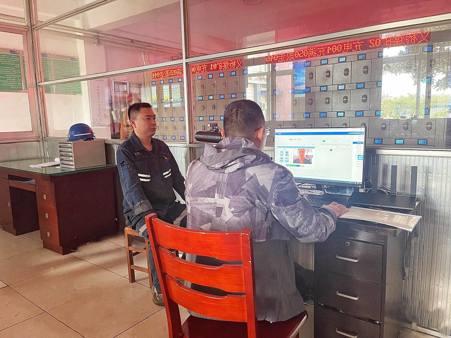 正在录入人脸信息（拍摄：顾巡巡 地点：矿灯房）.jpg