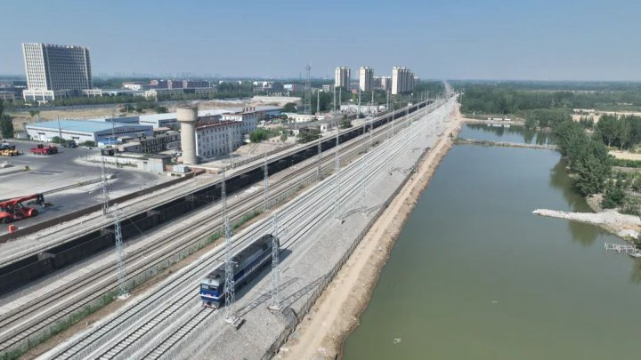 龙拱港接轨站新建铁轨顺利进行压载试验