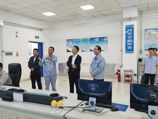 王崇景带队到中银电化调研