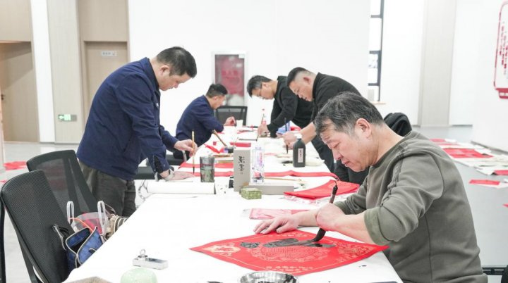 恭贺新春 福满万家丨济宁能源开展新春送福活动