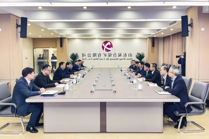 张广宇陪同香港中油燃气客人到双合煤矿调研工作