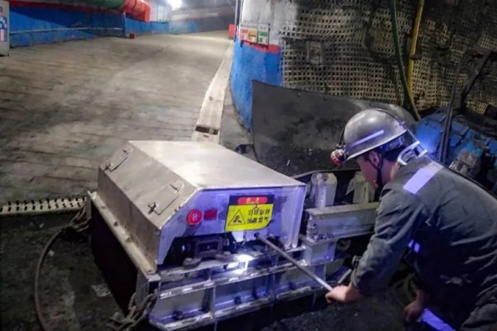 一推一拉，效率翻倍！金桥煤矿皮带机尾积煤清扫装置成功投用