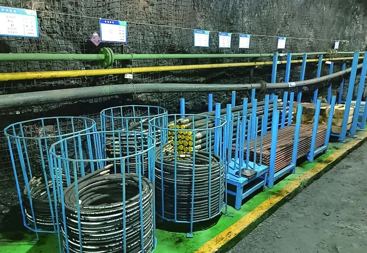 1758455968435266.jpg 花园煤矿分类、整齐码放的各类物料.jpg