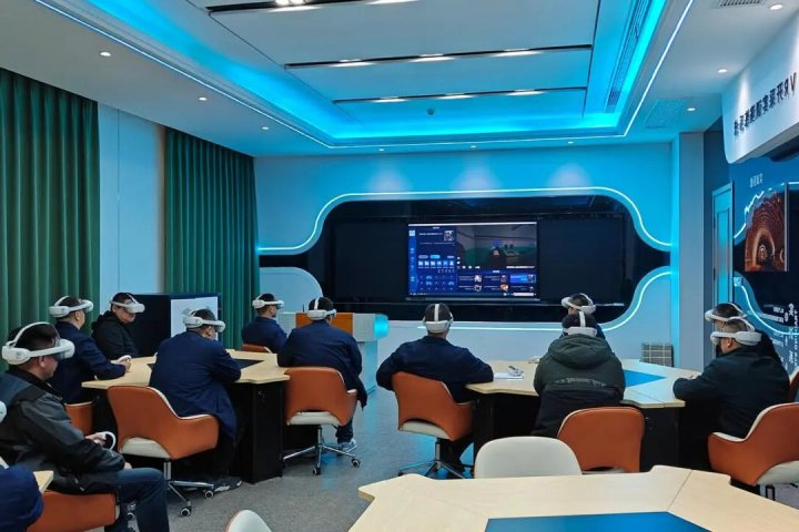 霄云煤矿以“VR体验”警示教育助力安监队伍建设
